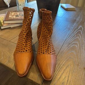 FREE PEOPLE. Size 39. Brand New. Will fit size 8/8.5.
Paid $250.